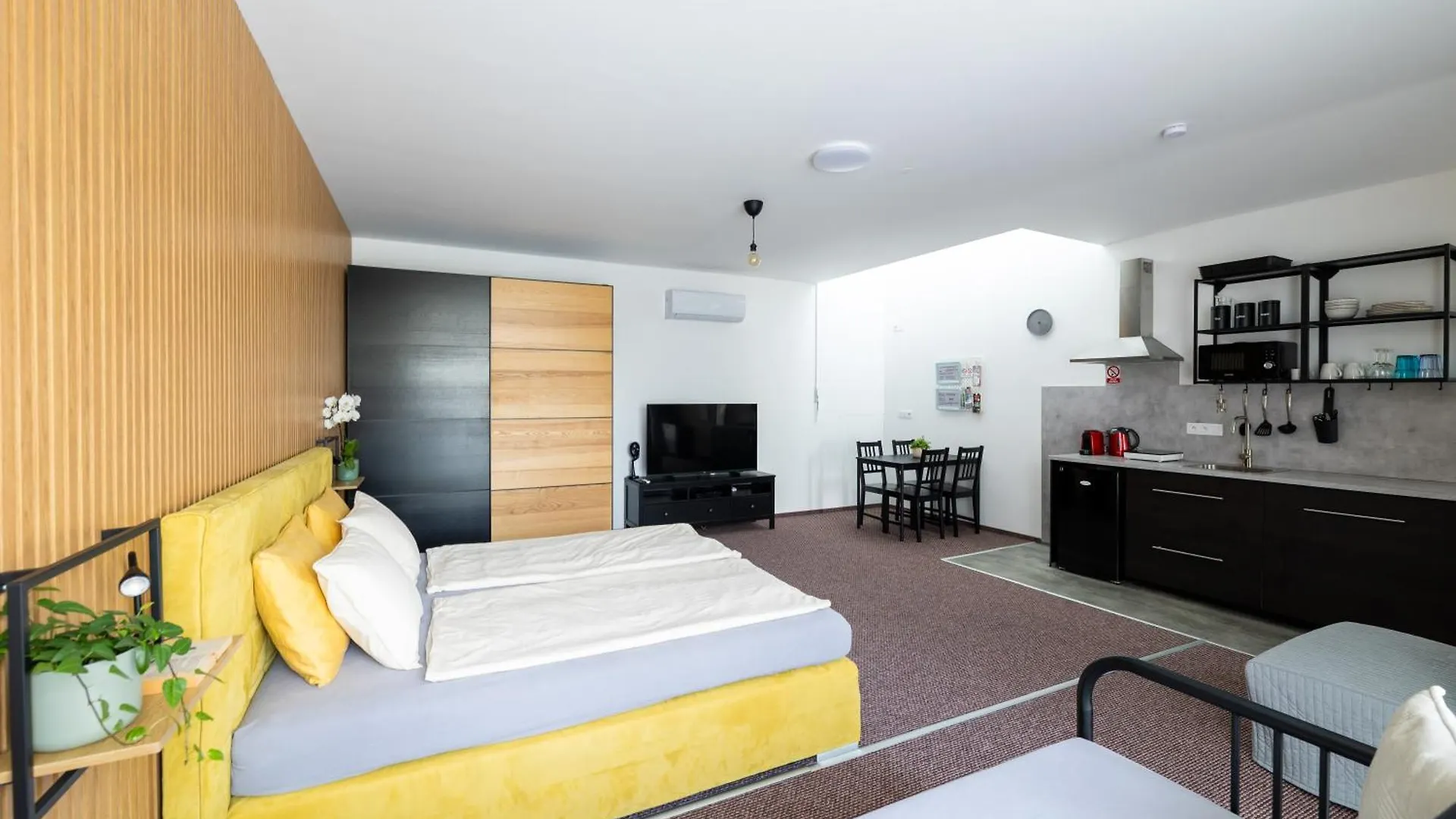 Appartement Apartmany Plzenska 465 Free Parking & Ps3 Praag Tsjechië